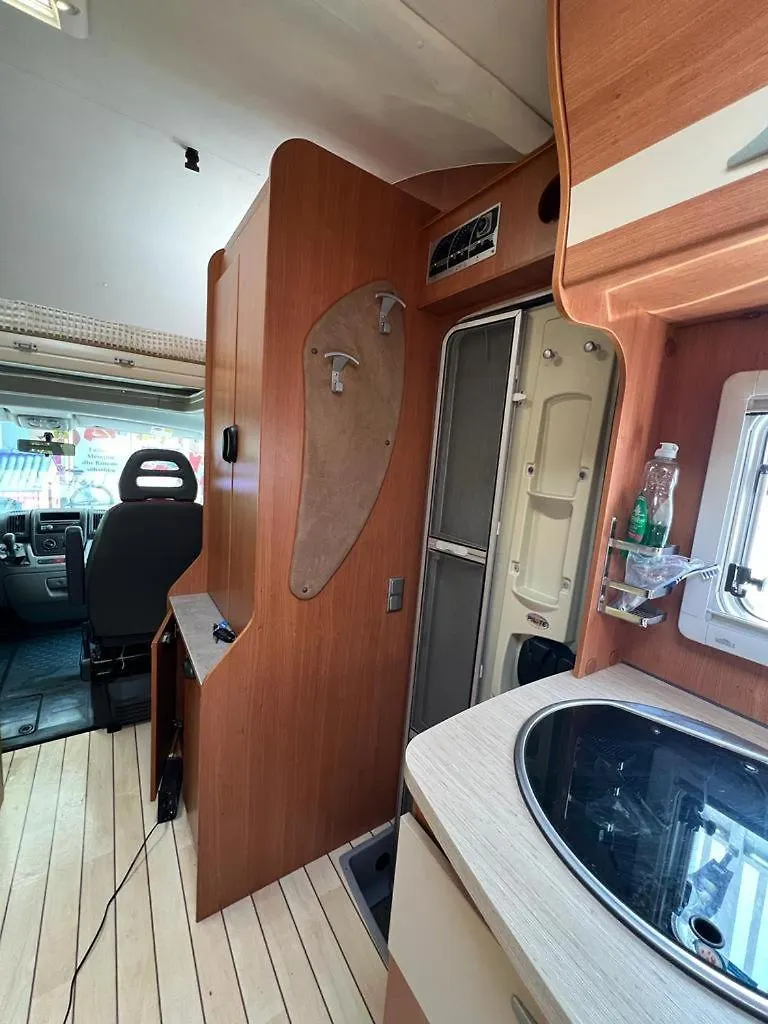 ספינת מלון טיראנה Camper Rent Motorhome Albania אלבניה